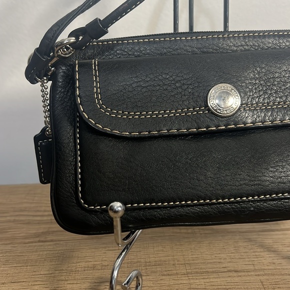 Coach, black leather wristlet - Picture 2 of 16